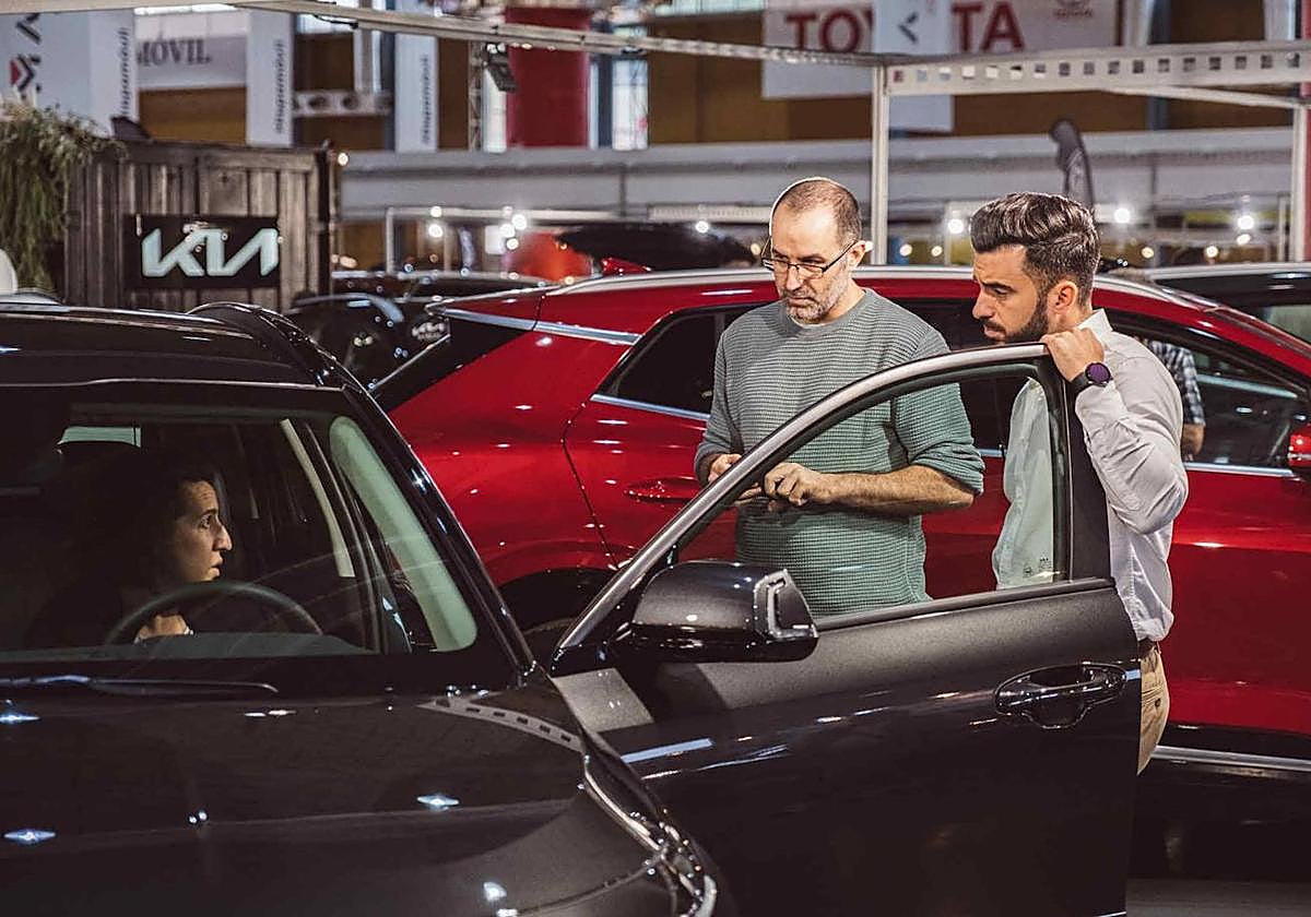 Venta de coches en una feria de turismos de ocasión