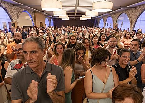 Imagen secundaria 1 - Equipo de 'Fogueres 365', asistentes al cierre de campaña y la candidata antes de subir al escenario.