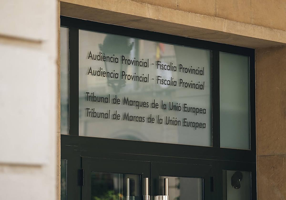 Puerta de acceso a la Audiencia Provincial de Alicante.