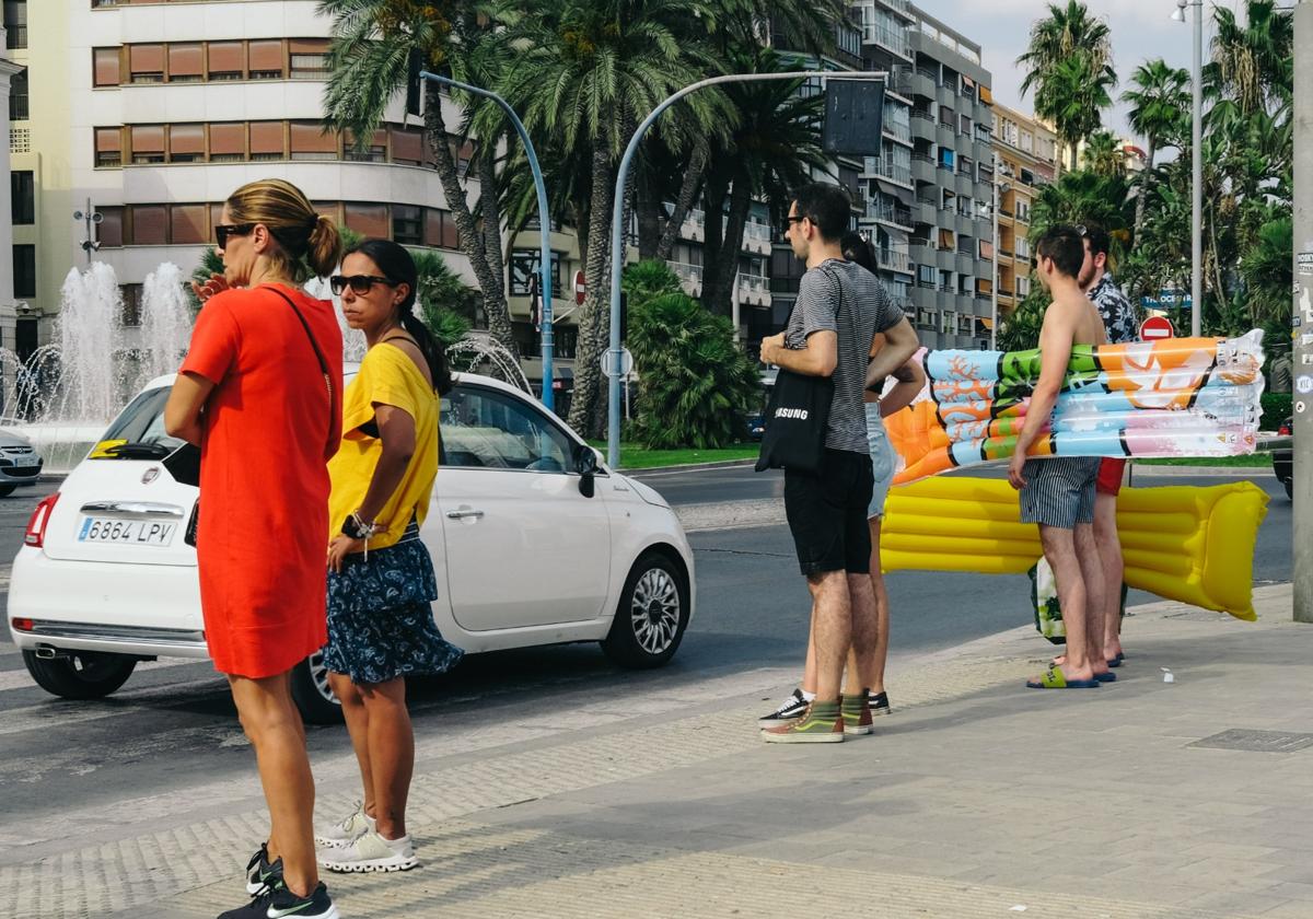 Personas en plena ola de calor en el centro de Alicante.