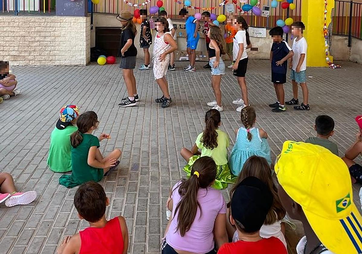 Actuación de los niños en la escuela de verano