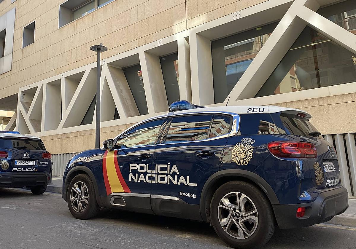 Vehículos de Policía en la Comisaria Provincial de Alicante.