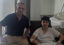 El presidente de la asociación 'Bous al carrer' de Calp con Khalid, el joven corneado.