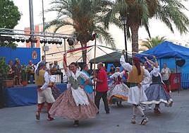 Danses en las fiestas del barrio de San Roque.