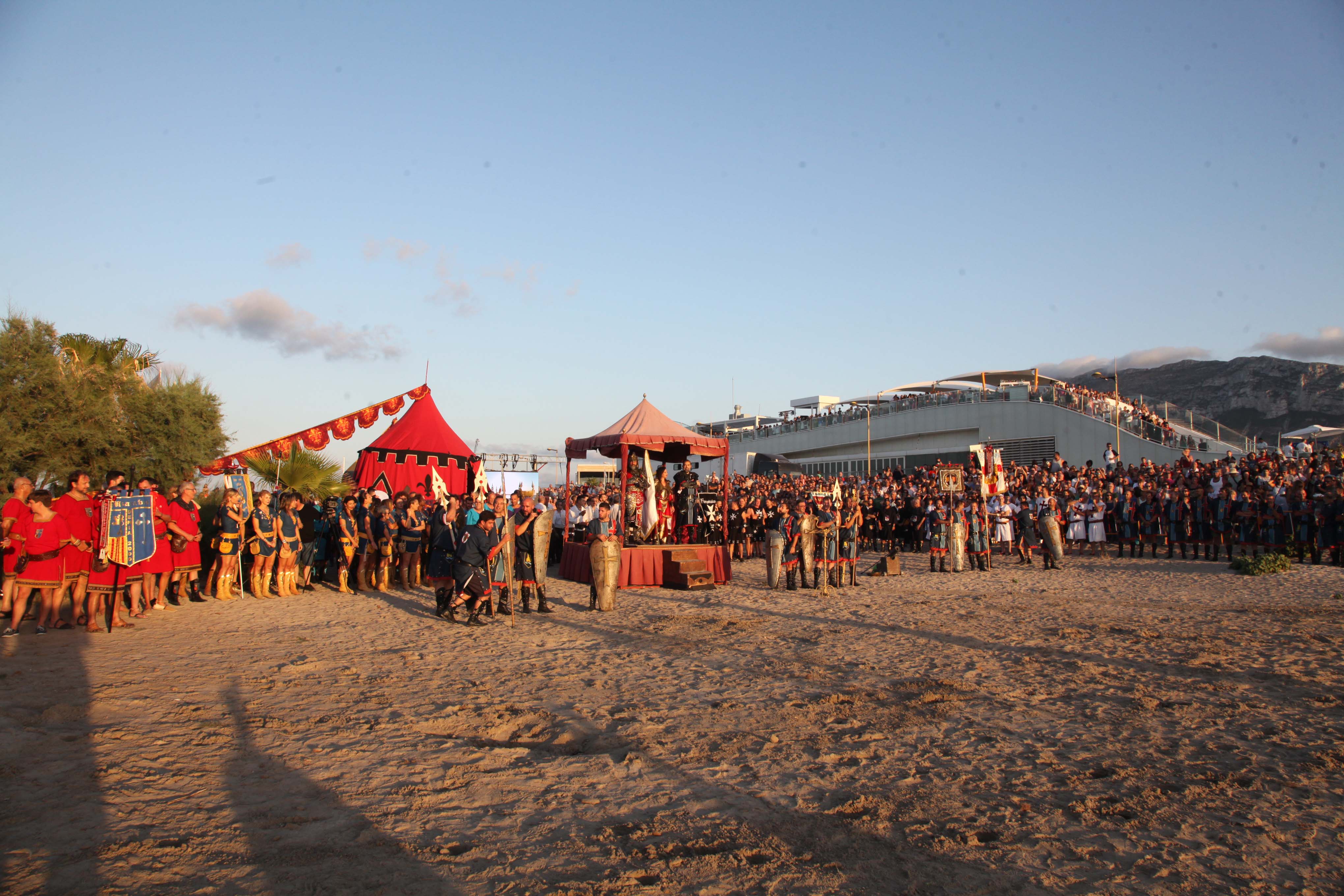 Los Moros y Cristianos desembarcan en Dénia