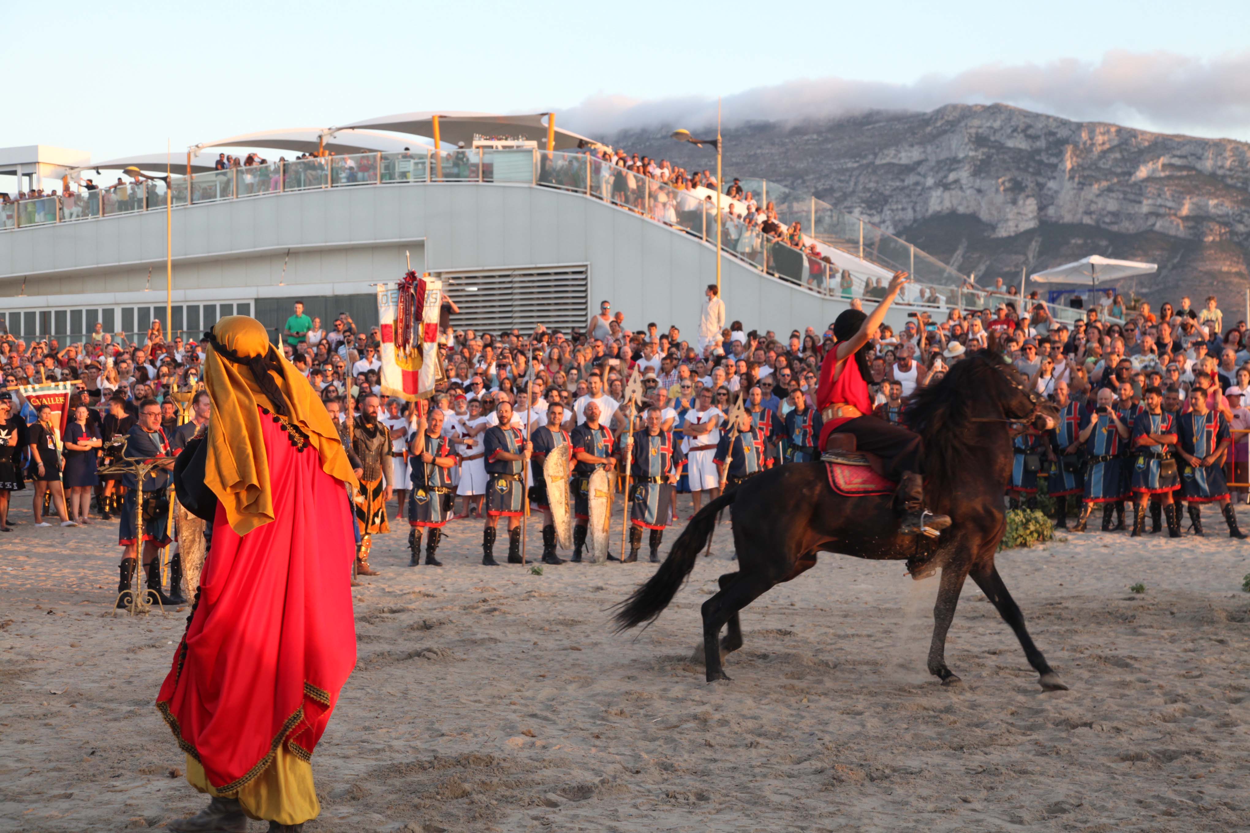 Los Moros y Cristianos desembarcan en Dénia