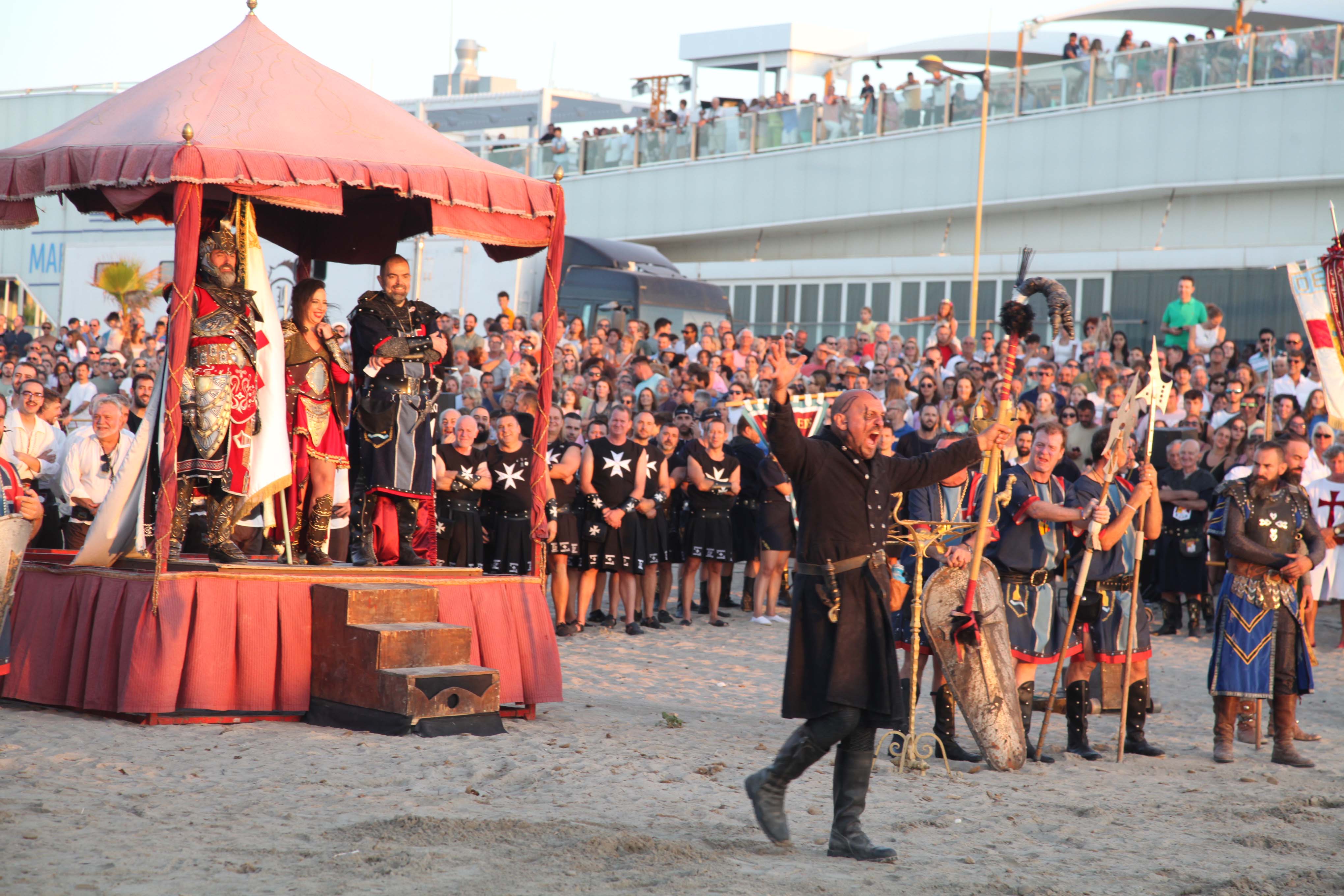 Los Moros y Cristianos desembarcan en Dénia