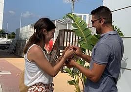 Pedida de mano con el anillo perdido.