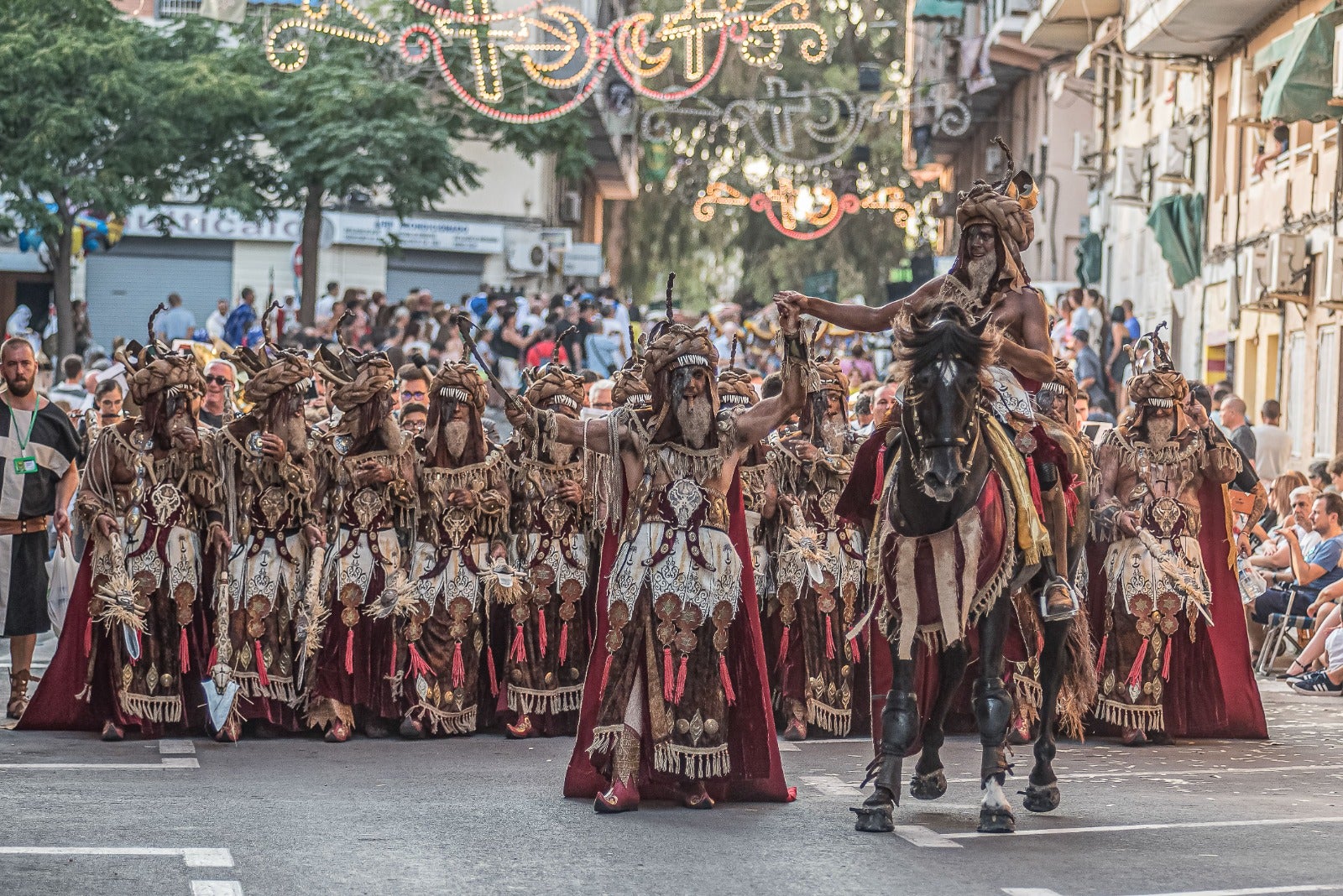 Imagen principal - (a) Fiestas de Moros y Cristianos de San Blas; (abajo) Semana Santa de Elche.