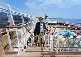 El alcalde, Luis Barcala, en uno de los buques.