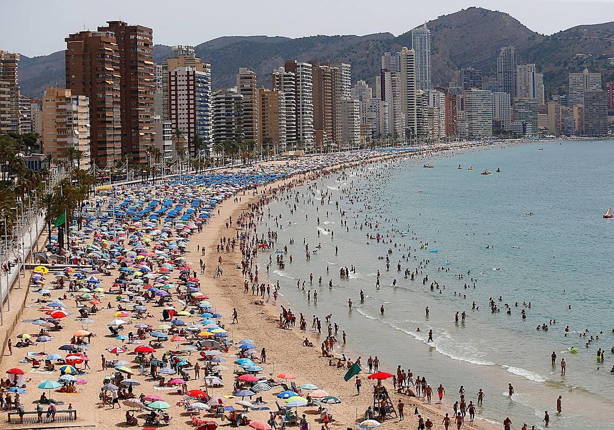 Playa de Levante de Benidorm con cientos de personas.