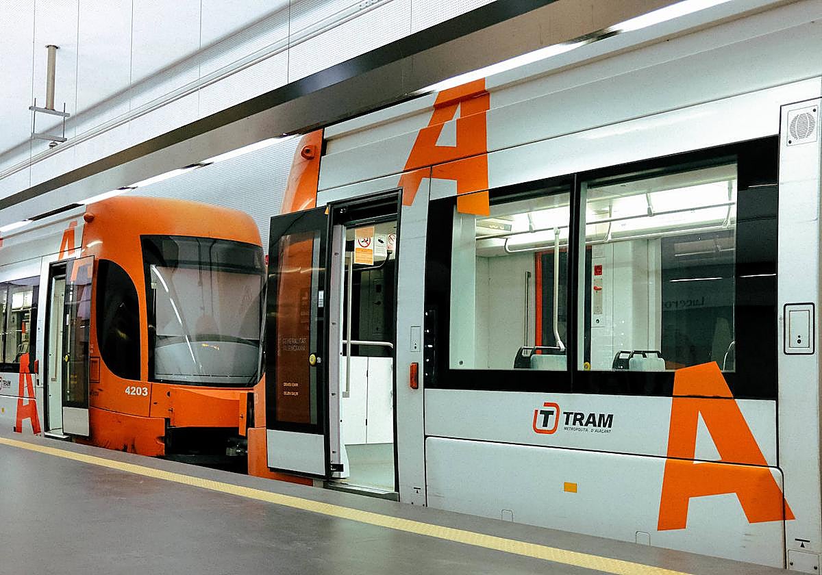 Uno de los trenes de la línea de TRAM.