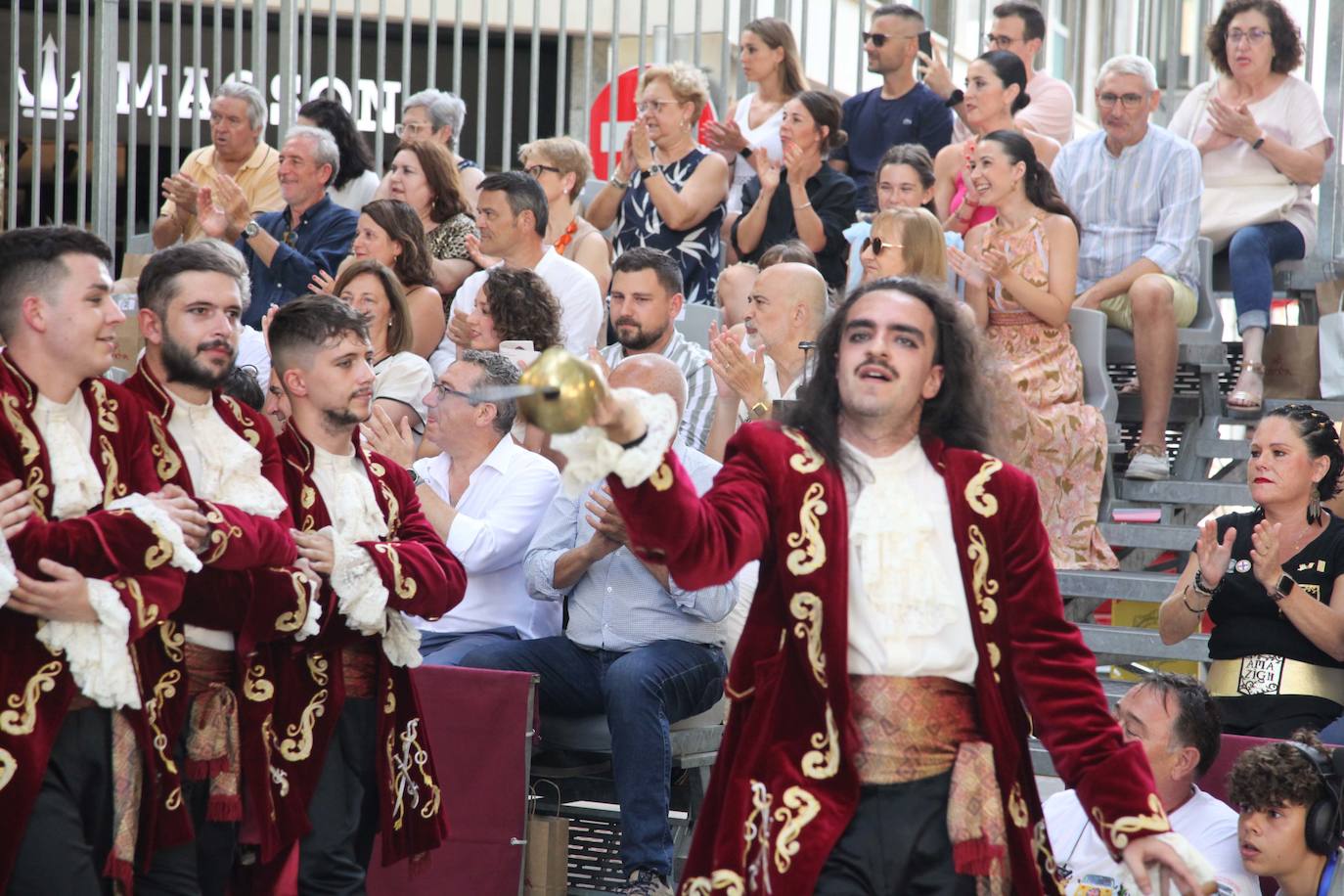 El Desfile de Gala de los Moros y Cristianos llena las calles de Dénia