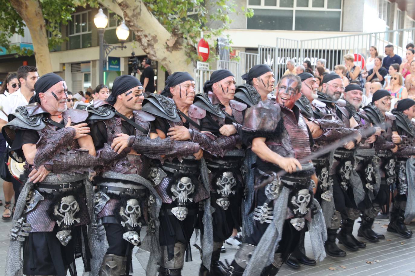 El Desfile de Gala de los Moros y Cristianos llena las calles de Dénia