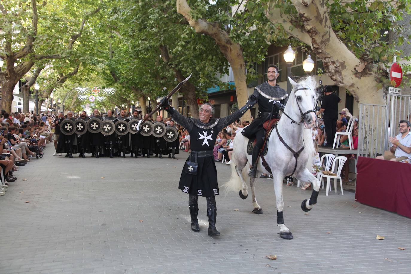 El Desfile de Gala de los Moros y Cristianos llena las calles de Dénia