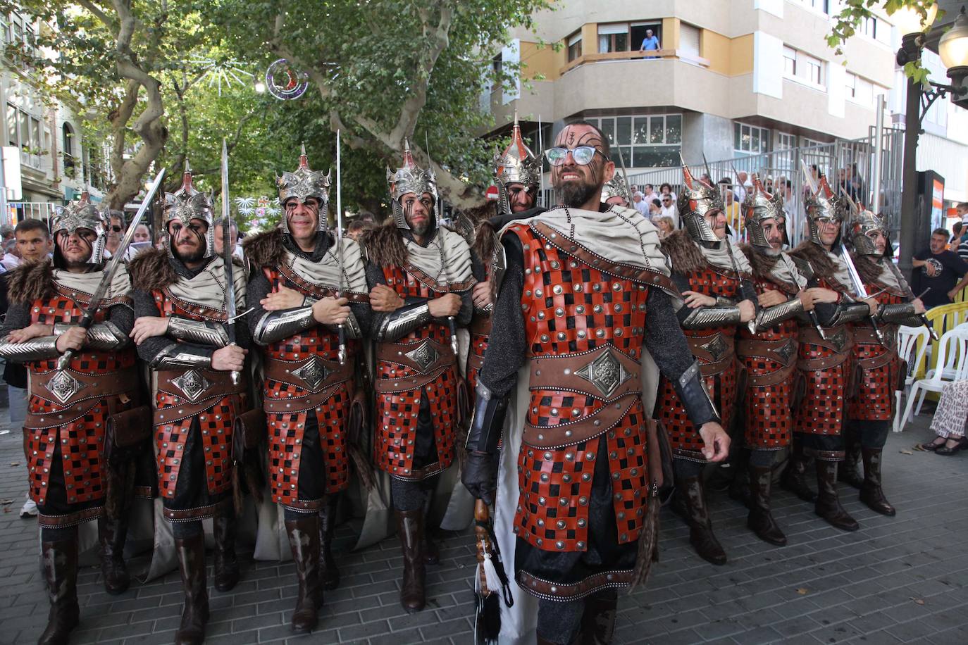 El Desfile de Gala de los Moros y Cristianos llena las calles de Dénia