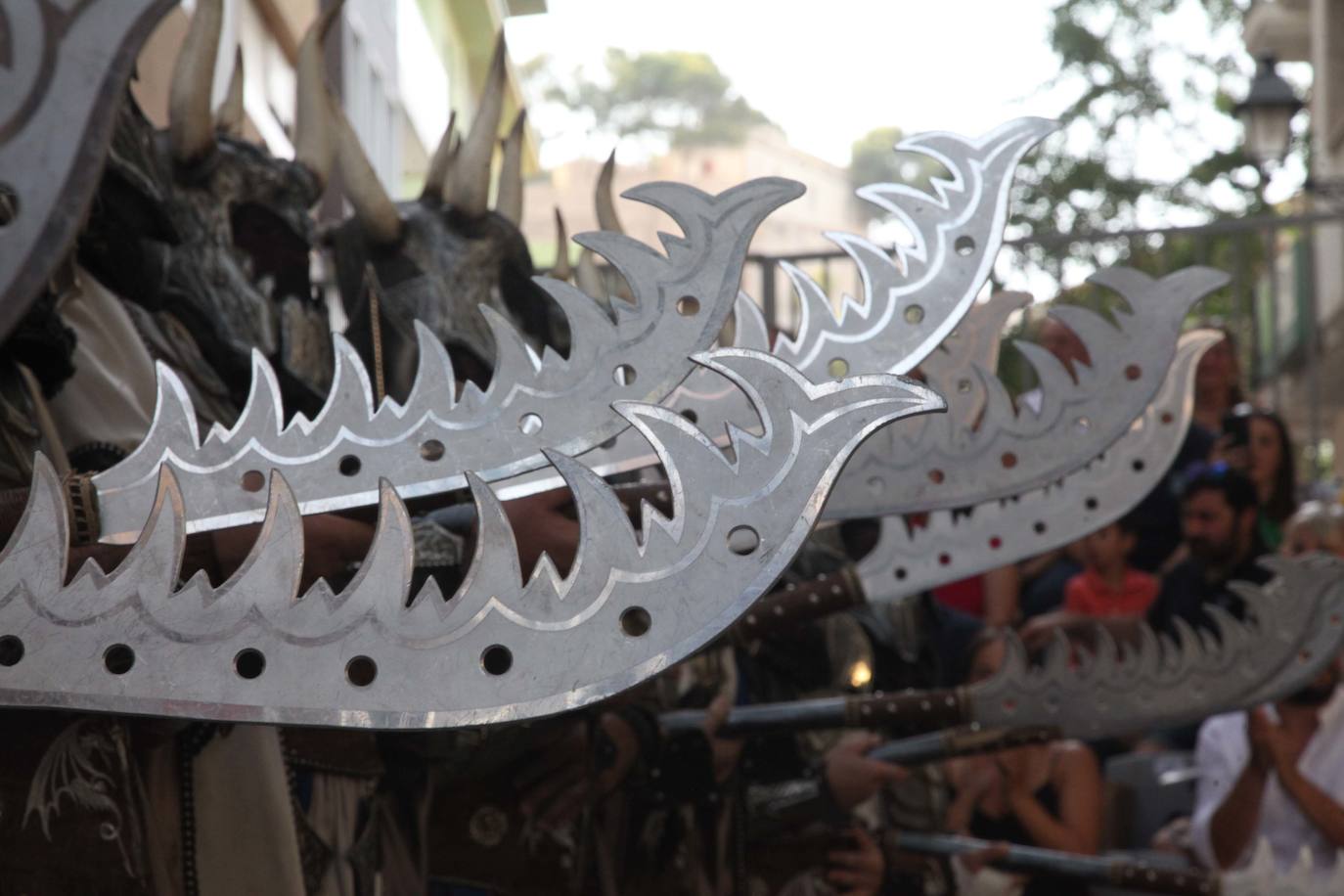 El Desfile de Gala de los Moros y Cristianos llena las calles de Dénia