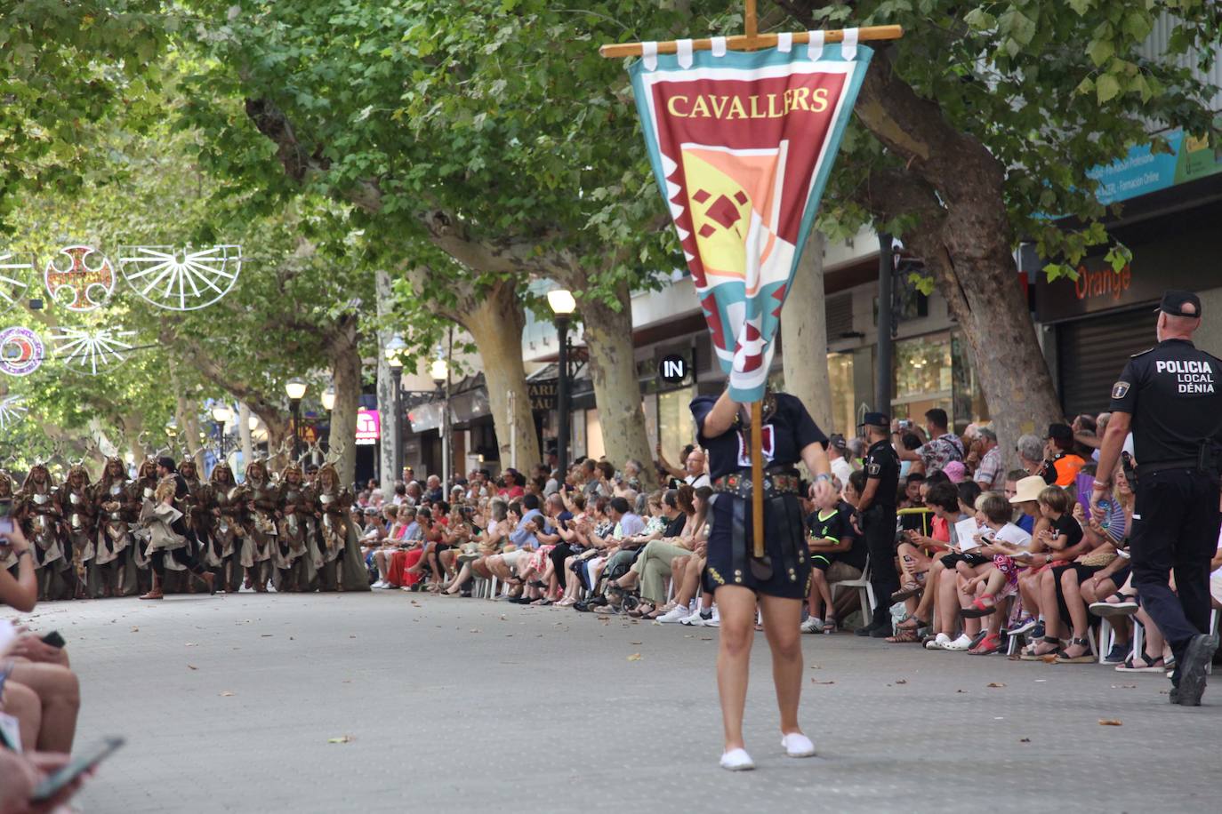 El Desfile de Gala de los Moros y Cristianos llena las calles de Dénia