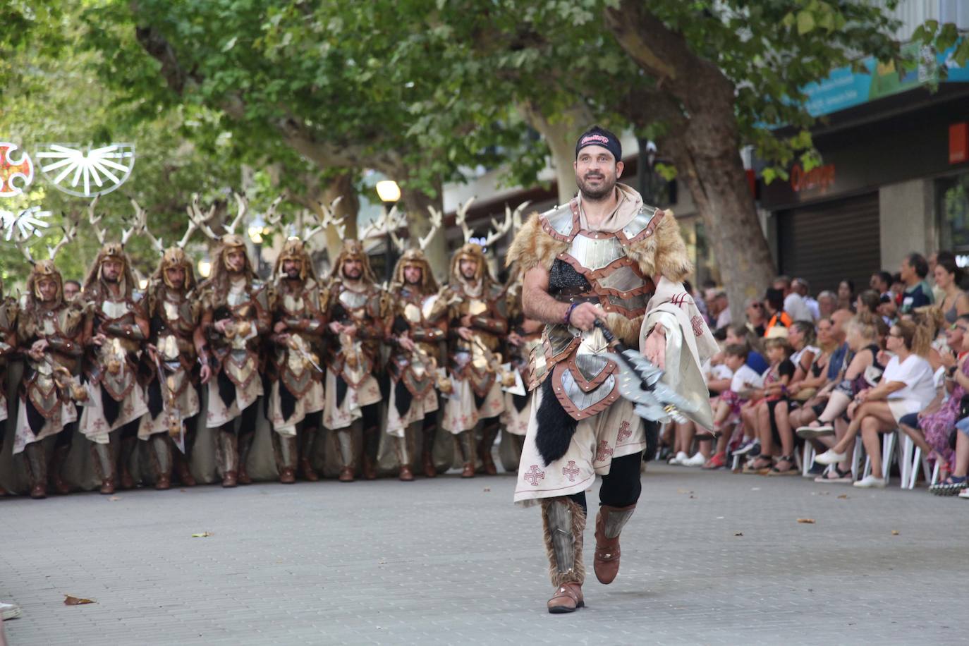 El Desfile de Gala de los Moros y Cristianos llena las calles de Dénia
