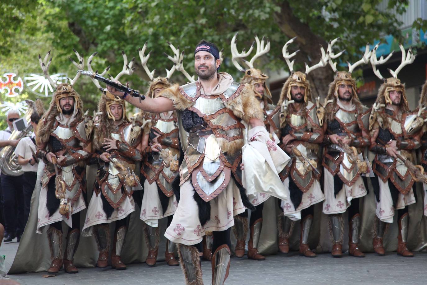 El Desfile de Gala de los Moros y Cristianos llena las calles de Dénia