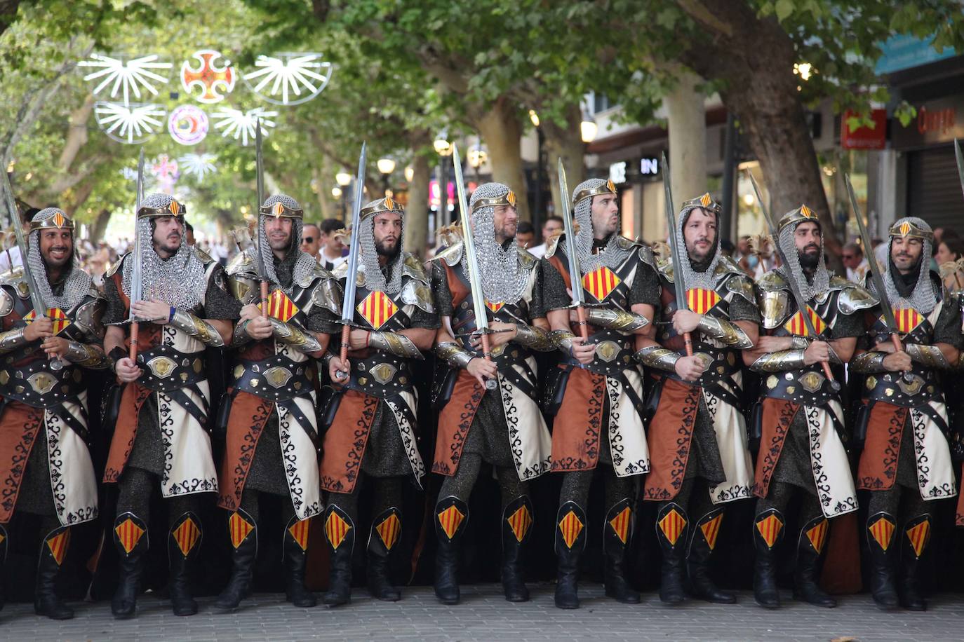 El Desfile de Gala de los Moros y Cristianos llena las calles de Dénia