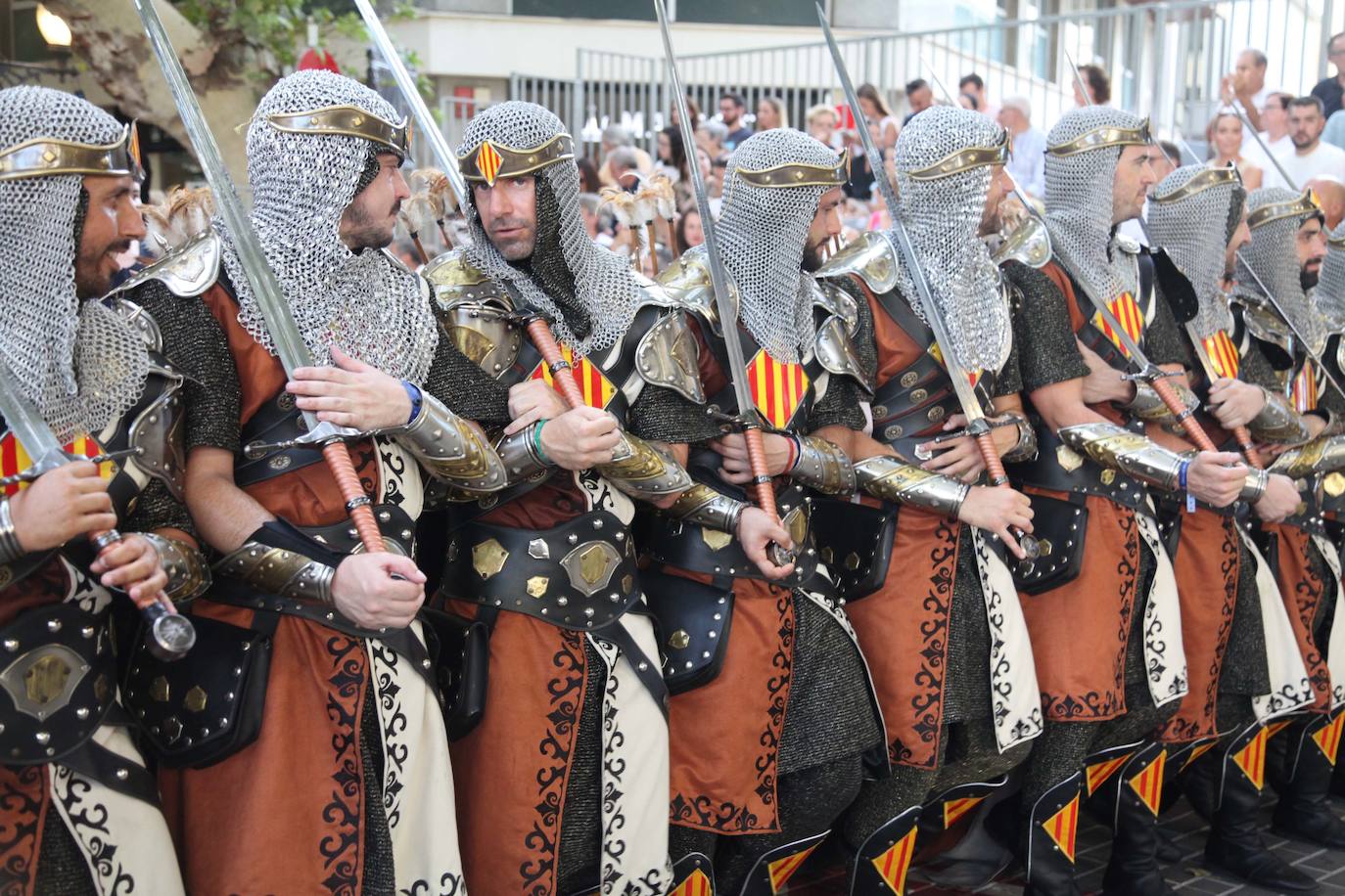 El Desfile de Gala de los Moros y Cristianos llena las calles de Dénia