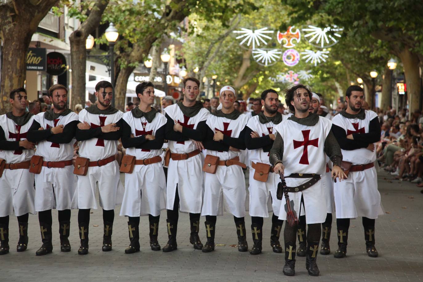 El Desfile de Gala de los Moros y Cristianos llena las calles de Dénia