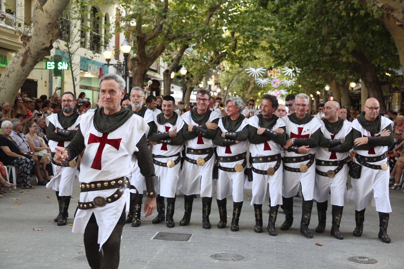 El Desfile de Gala de los Moros y Cristianos llena las calles de Dénia