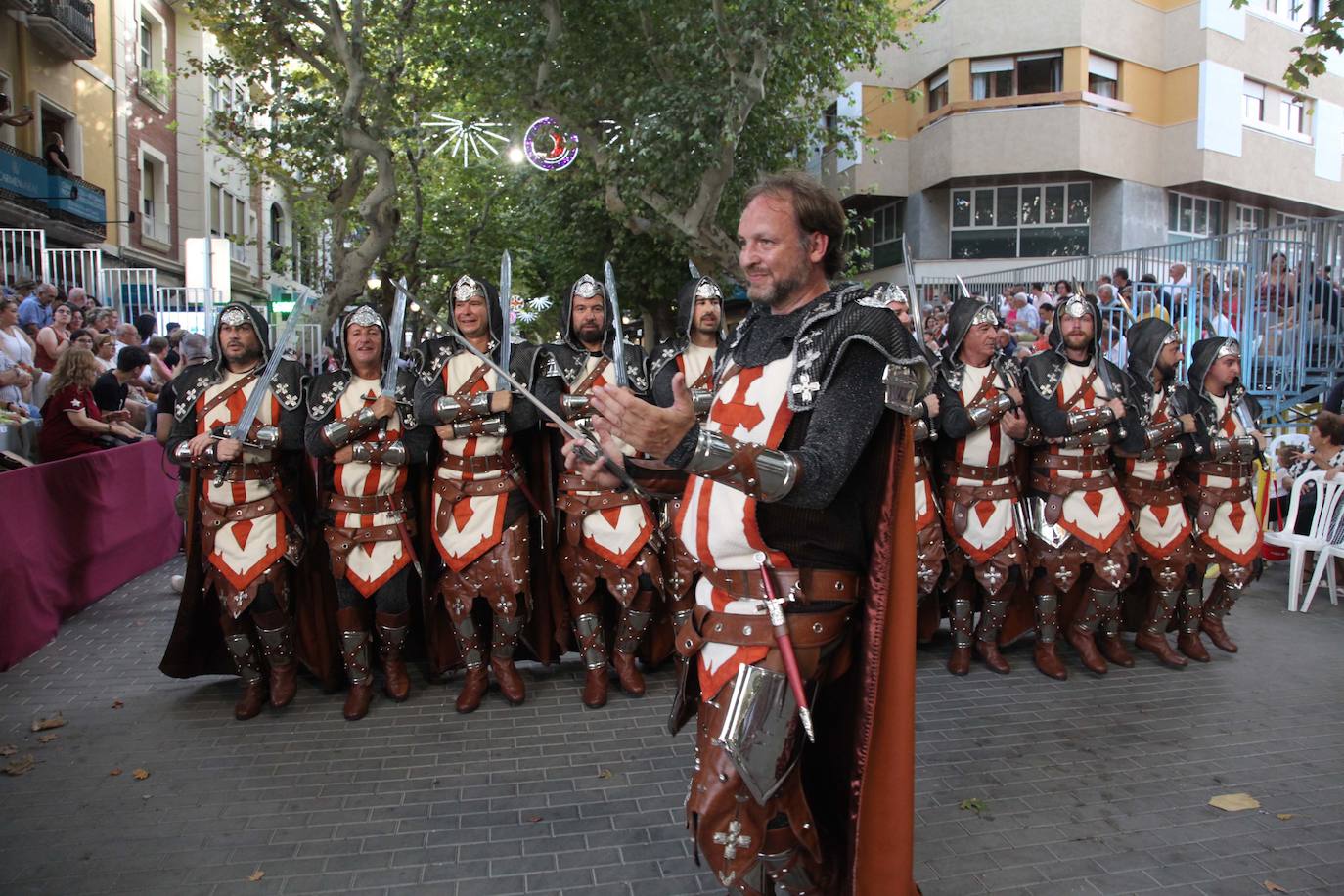 El Desfile de Gala de los Moros y Cristianos llena las calles de Dénia
