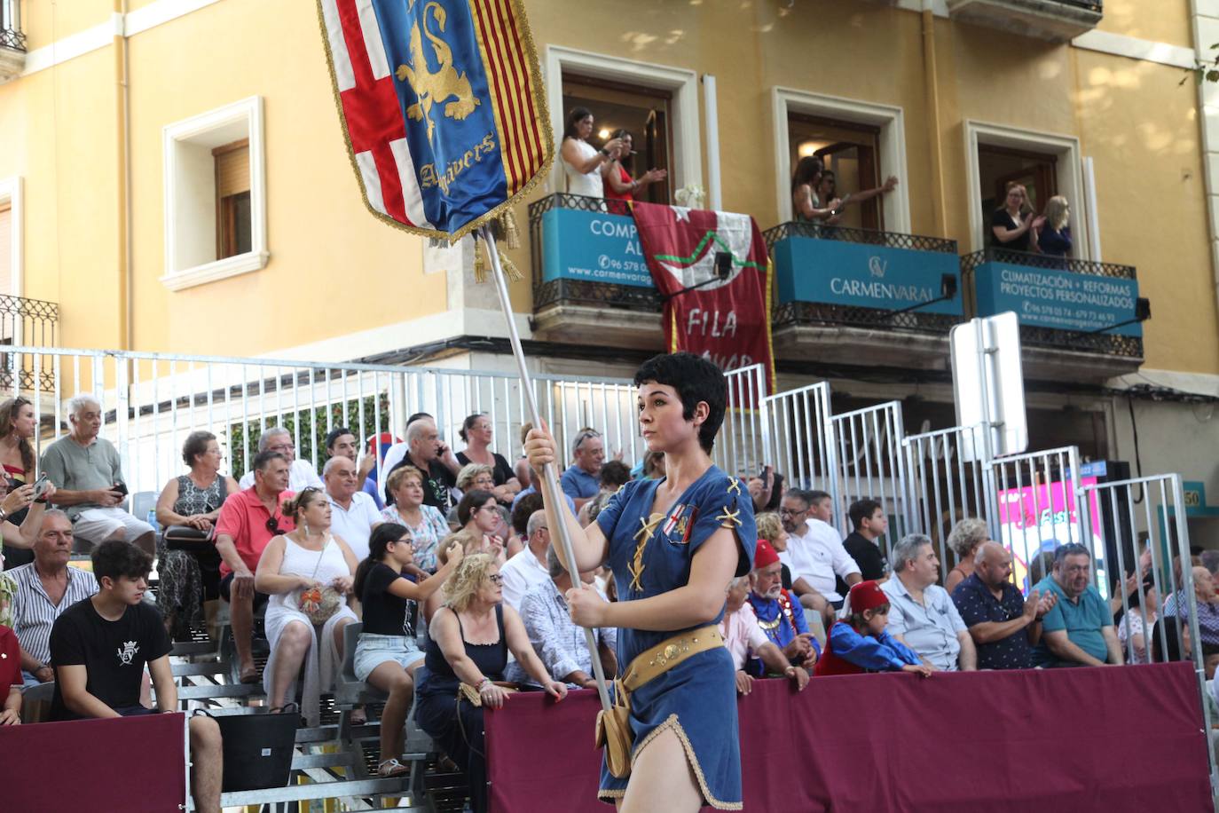 El Desfile de Gala de los Moros y Cristianos llena las calles de Dénia