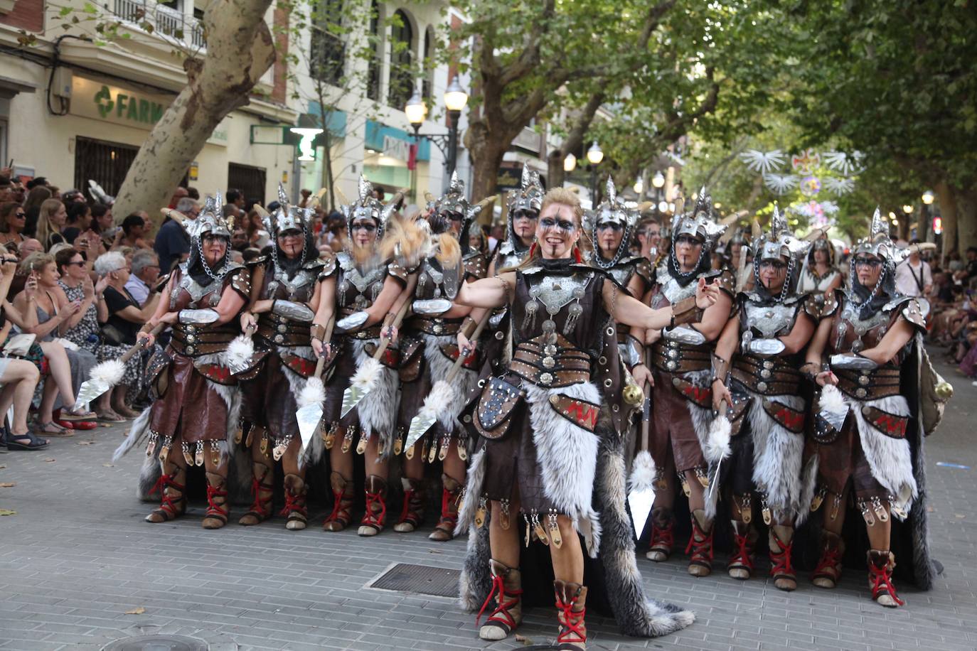El Desfile de Gala de los Moros y Cristianos llena las calles de Dénia
