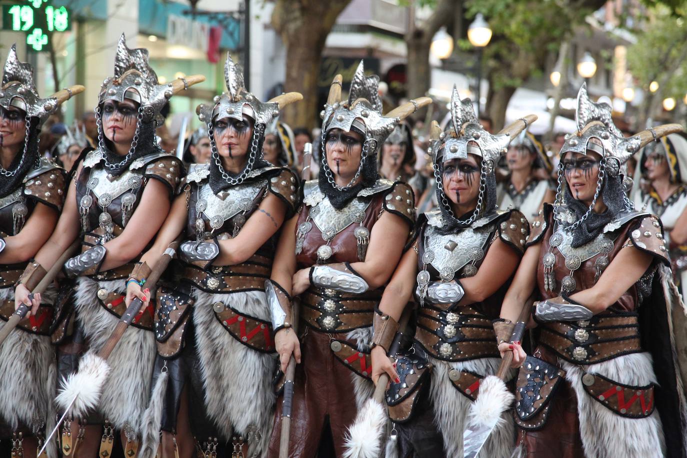 El Desfile de Gala de los Moros y Cristianos llena las calles de Dénia