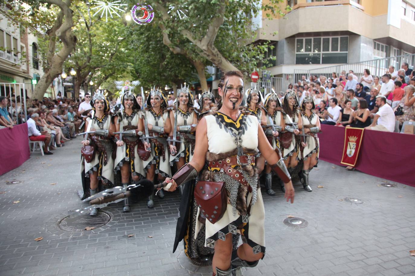 El Desfile de Gala de los Moros y Cristianos llena las calles de Dénia