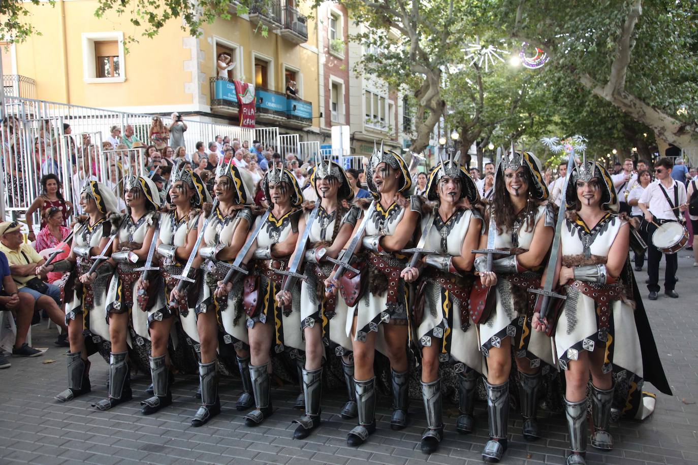 El Desfile de Gala de los Moros y Cristianos llena las calles de Dénia