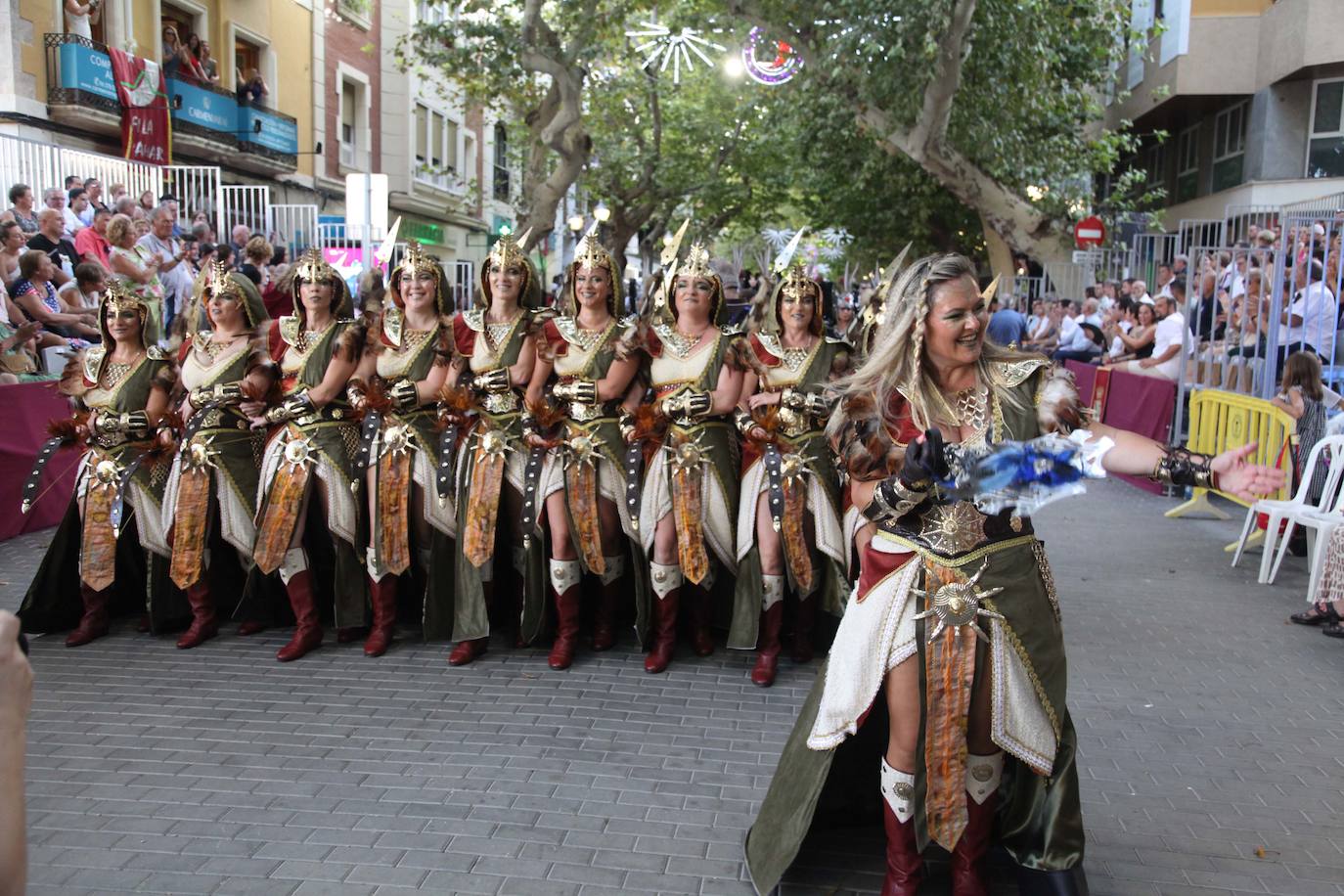 El Desfile de Gala de los Moros y Cristianos llena las calles de Dénia