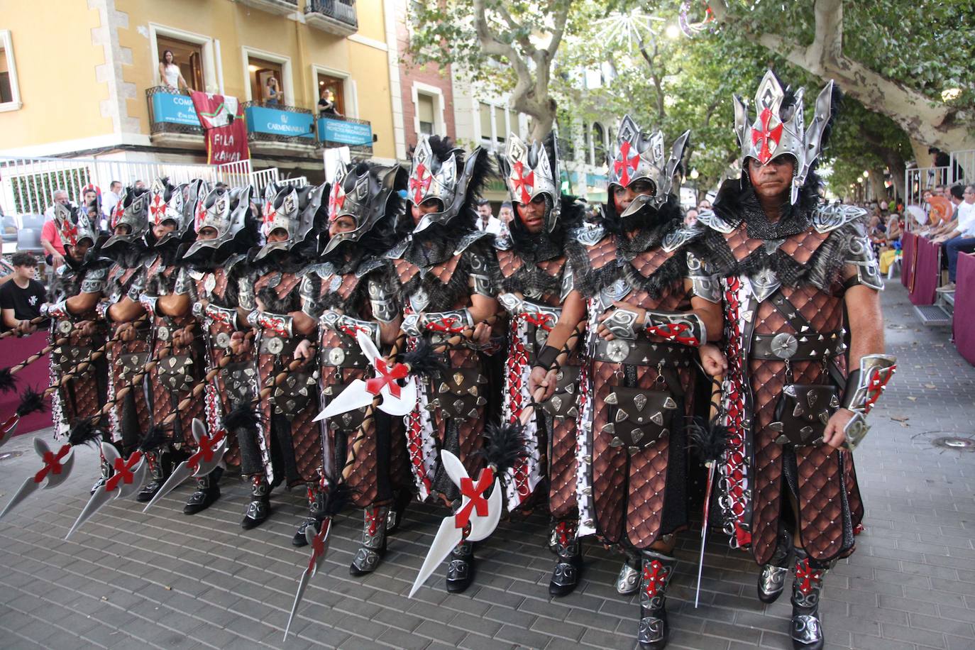 El Desfile de Gala de los Moros y Cristianos llena las calles de Dénia