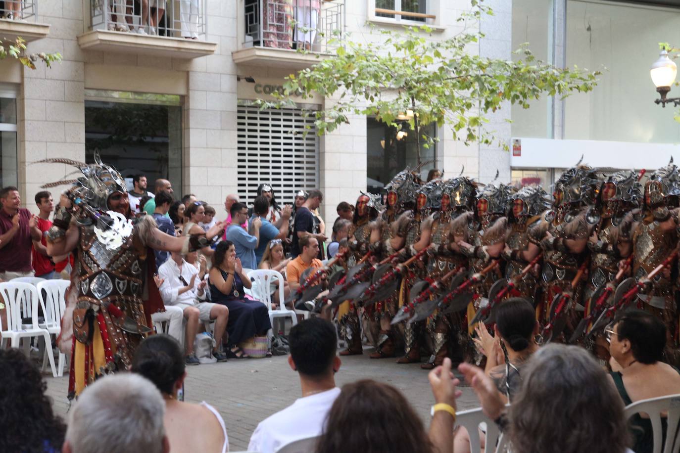 El Desfile de Gala de los Moros y Cristianos llena las calles de Dénia