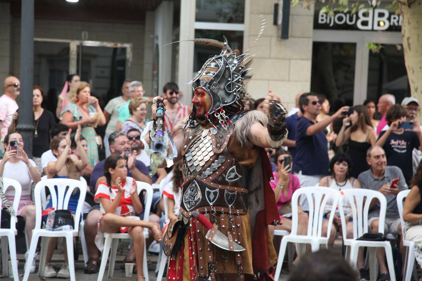 El Desfile de Gala de los Moros y Cristianos llena las calles de Dénia