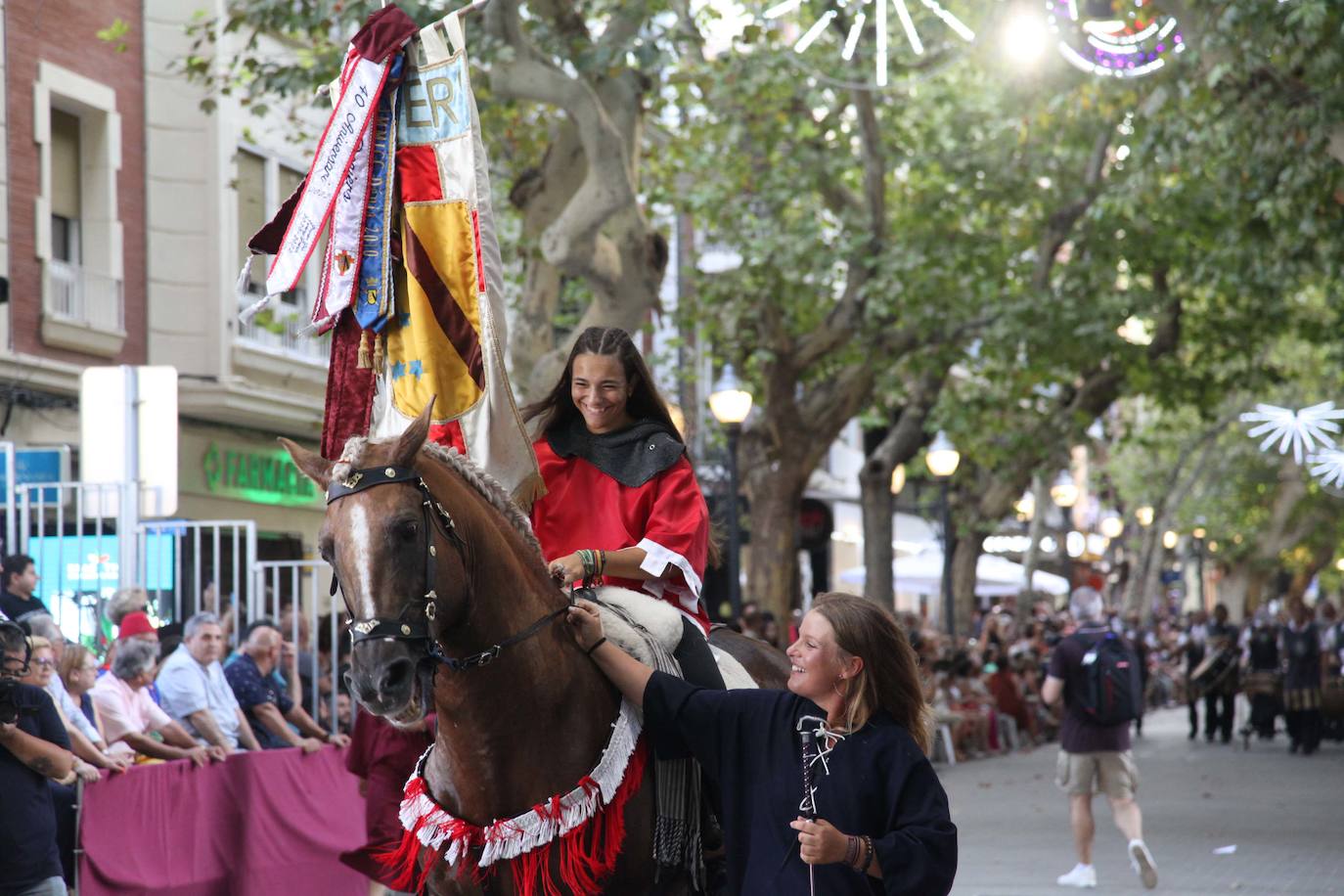 El Desfile de Gala de los Moros y Cristianos llena las calles de Dénia