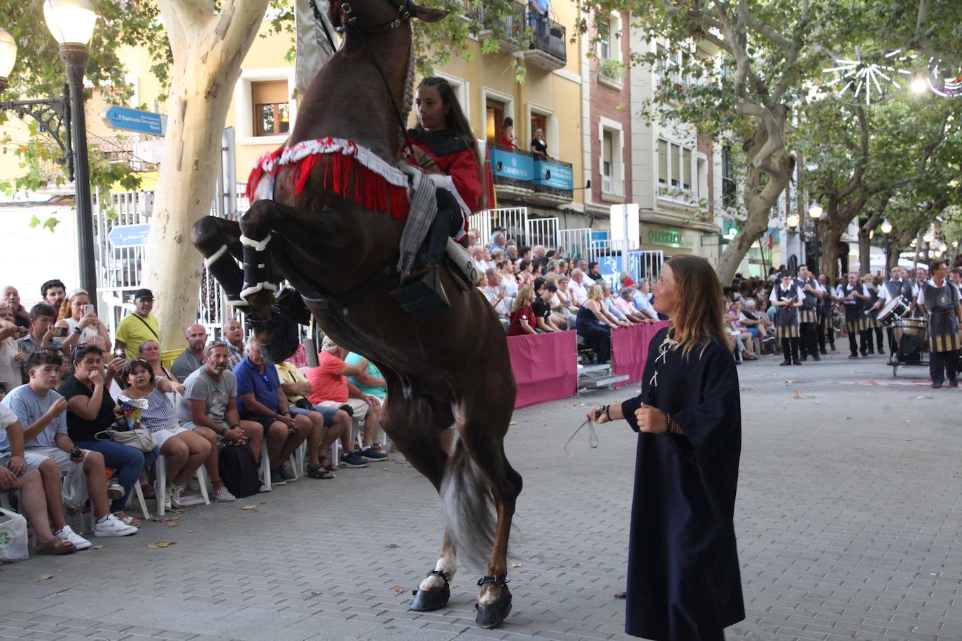El Desfile de Gala de los Moros y Cristianos llena las calles de Dénia