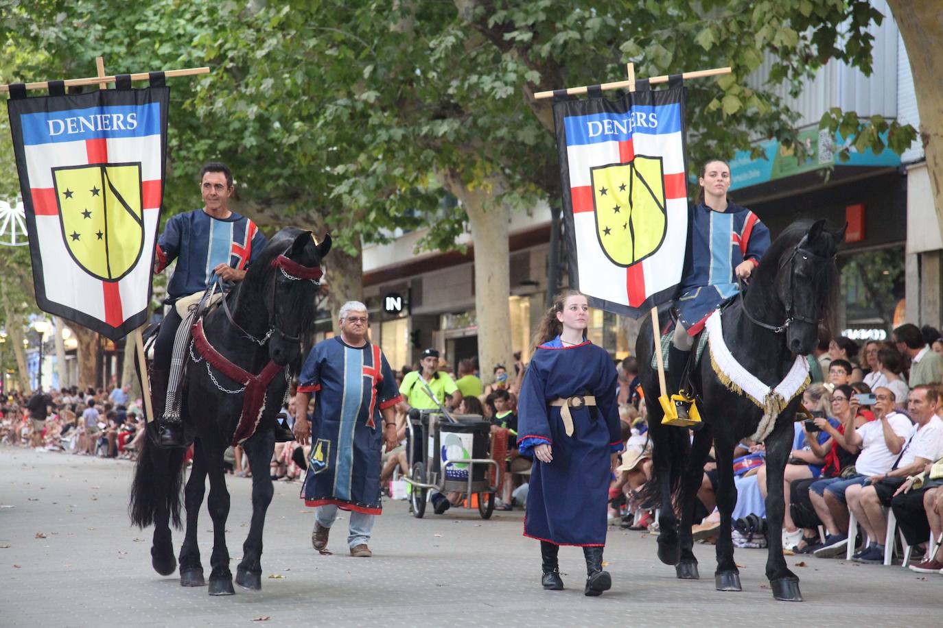 El Desfile de Gala de los Moros y Cristianos llena las calles de Dénia