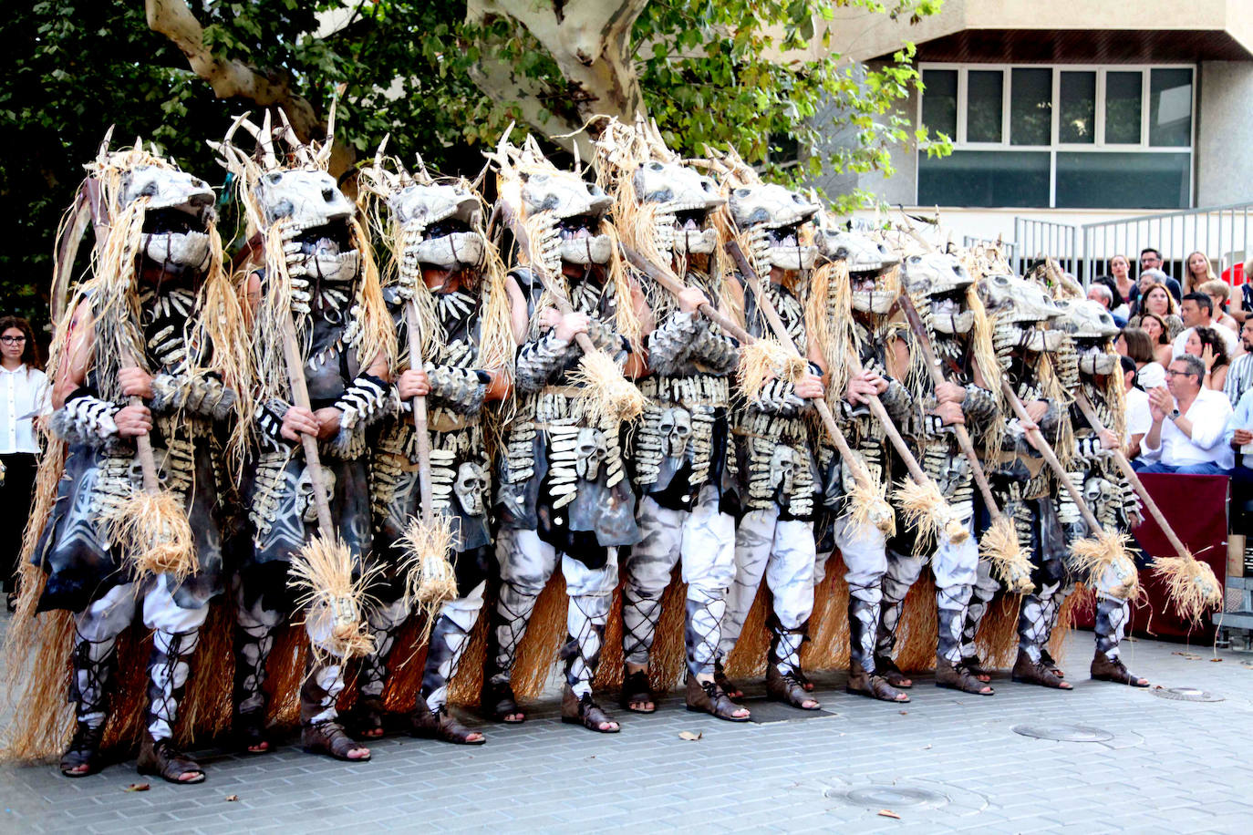 El Desfile de Gala de los Moros y Cristianos llena las calles de Dénia