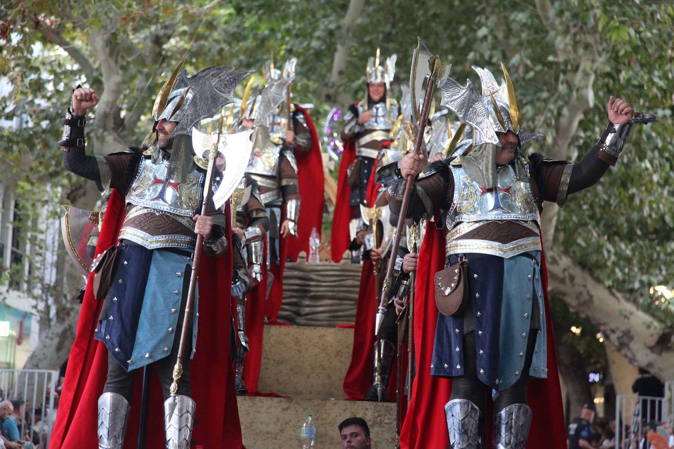 El Desfile de Gala de los Moros y Cristianos llena las calles de Dénia