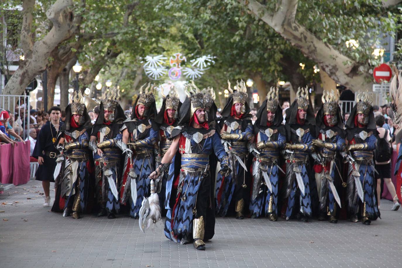 El Desfile de Gala de los Moros y Cristianos llena las calles de Dénia