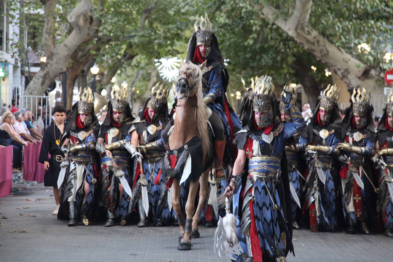 El Desfile de Gala de los Moros y Cristianos llena las calles de Dénia