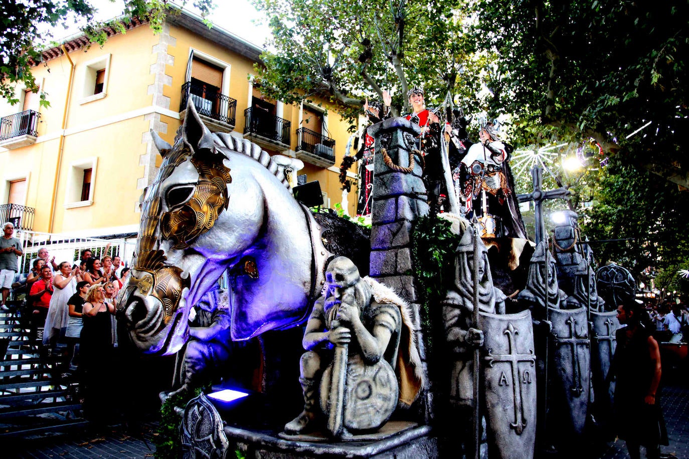 El Desfile de Gala de los Moros y Cristianos llena las calles de Dénia