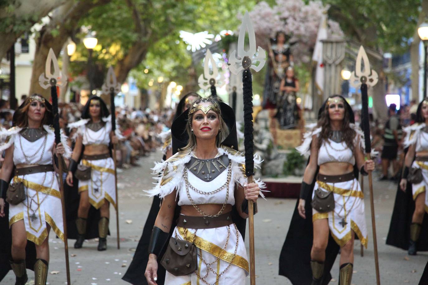 El Desfile de Gala de los Moros y Cristianos llena las calles de Dénia
