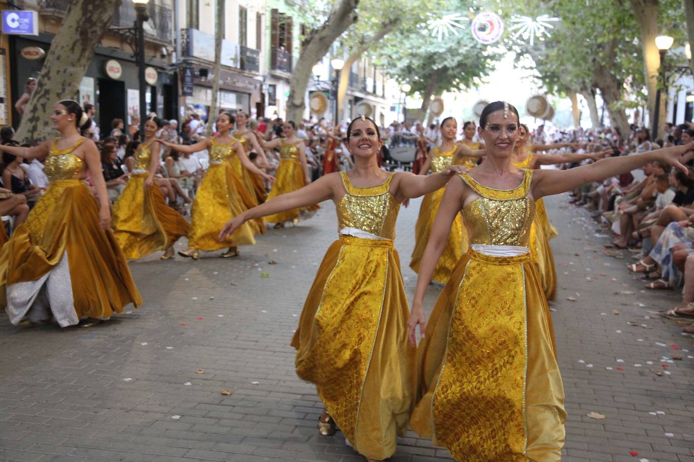 El Desfile de Gala de los Moros y Cristianos llena las calles de Dénia