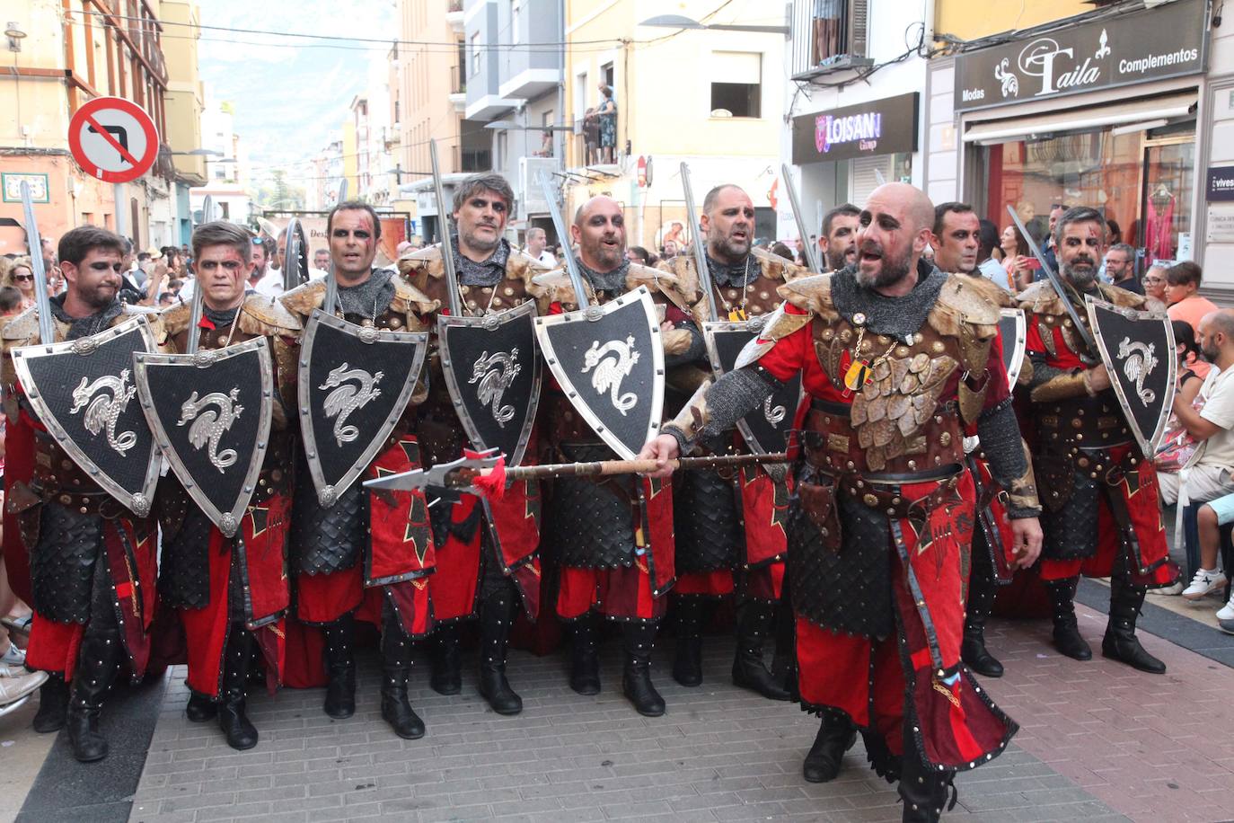 El Desfile de Gala de los Moros y Cristianos llena las calles de Dénia