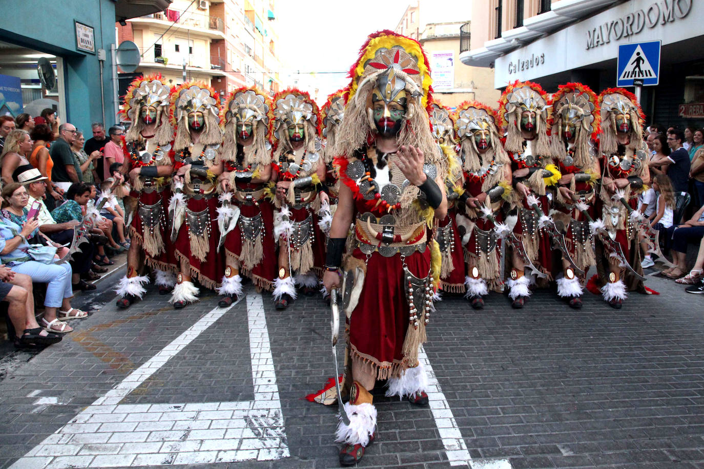 El Desfile de Gala de los Moros y Cristianos llena las calles de Dénia
